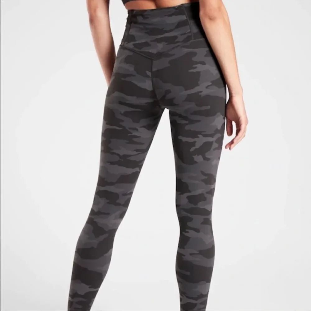 Athleta Elation Camo 7/8 Tight Small